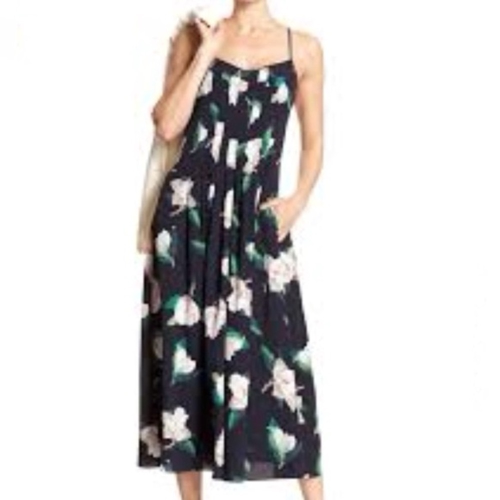 BANANA REPUBLIC FACTORY PRINT STRAPPY MIDI DRESS
True Navy Magnolia Print
Size 0